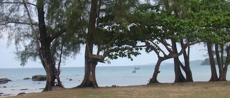 Ubicación cercana a la playa y toallas de playa