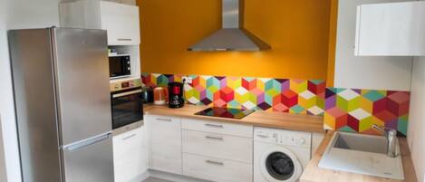 Réfrigérateur, four à micro-ondes, un four, lave-vaisselle