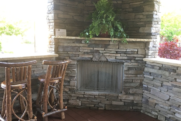 Outdoor gas fireplace