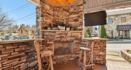 Downtown Blowing Rock Getaway - STEPS to Shop & Dining - Cozy Fireplace "BEAR"