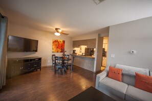 TV, video games, DVD player, video library - Stylish/Clean 1BD/BA Pointe Royale - Close to Pool - Great Guest Reviews (Branson)
