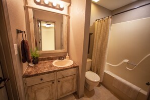 Combined shower/tub, hair dryer, towels - Stylish/Clean 1BD/BA Pointe Royale - Close to Pool - Great Guest Reviews (Branson)