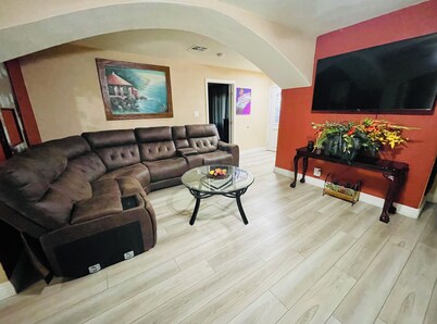 Beautiful 4-Bedroom Home;  5 Min From Strip