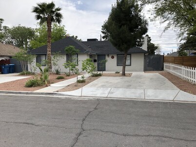 Beautiful 4-Bedroom Home;  5 Min From Strip