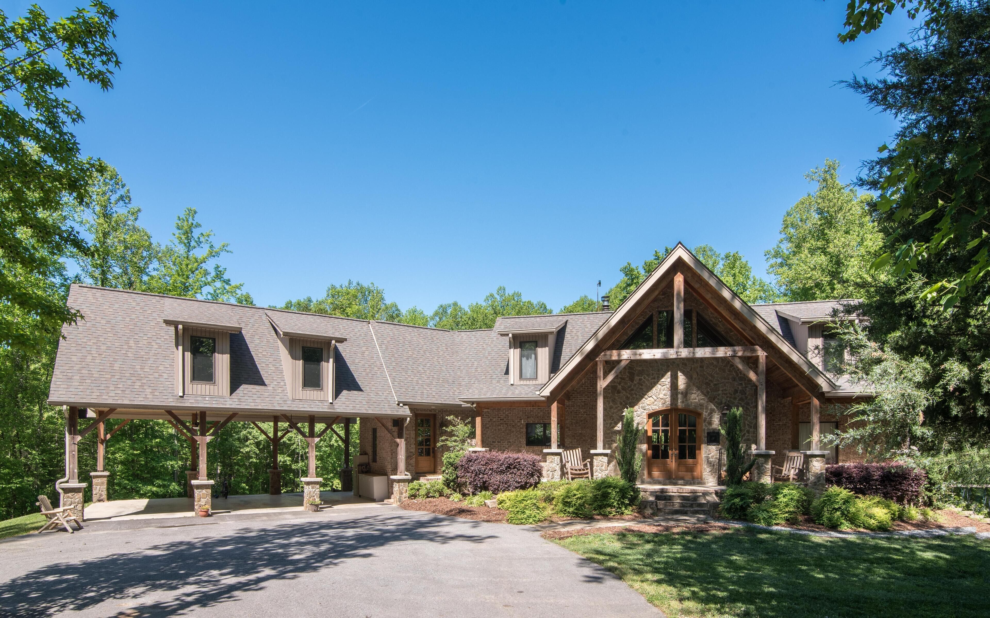 Arrow Haven- Large home nestled in the forest 10 minutes to the ALWS games.