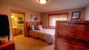 2 bedrooms, iron/ironing board, free WiFi, bed sheets - AMAZING VIEWS!  Walk Into Town, on Ski Shuttle Route (Winter Park)