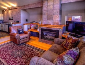 Smart TV, fireplace, books - AMAZING VIEWS!  Walk Into Town, on Ski Shuttle Route (Winter Park)