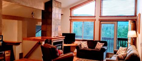 Smart TV, chimenea y libros