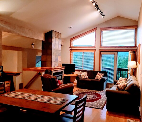 Smart TV, fireplace, books - AMAZING VIEWS!  Walk Into Town, on Ski Shuttle Route (Winter Park)