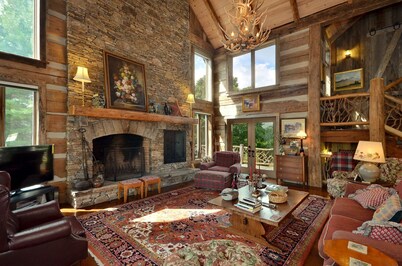 Rustic Mtn. Elegance with Views located Btwn Highlands-Cashiers-Lake Glenville!