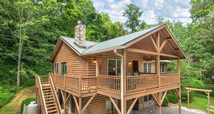 Chestnut Lodge, lähellä Asheville, NC, istuu rauhallisella metsäisellä alueella Weaverville.