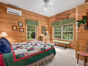 6 bedrooms, iron/ironing board, travel crib, free WiFi - Secluded Six Bedroom Chestnut Lodge, walk to Downtown Weaverville (Weaverville)