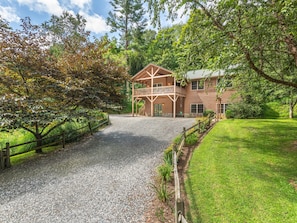 Exterior - Secluded Six Bedroom Chestnut Lodge, walk to Downtown Weaverville (Weaverville)