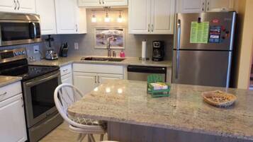 Kylskåp, mikrovågsugn, ugn och spishäll