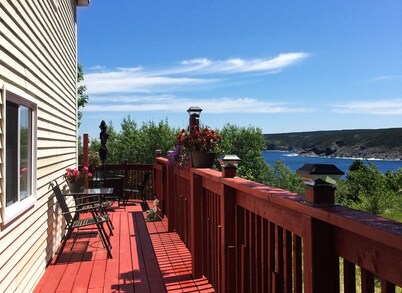 Murray House Vacation Home: Pet friendly, mature trees, near the ocean & coast