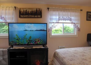 2 bedrooms, desk, iron/ironing board, free WiFi - Murray House Vacation Home: Pet friendly, mature trees, near the ocean & coast (Pouch Cove)
