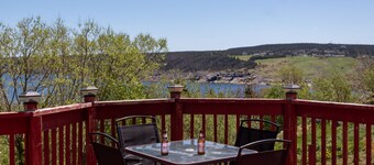Murray House Vacation Home: Pet friendly, mature trees, near the ocean & coast