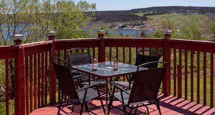 Murray House Vacation Home: Pet friendly, mature trees, near the ocean & coast