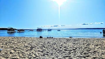 Beach nearby, sun loungers, beach towels