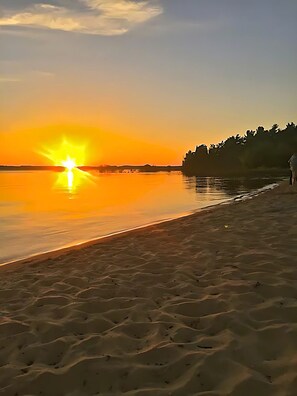 Ranta lähistöllä, aurinkotuoleja, rantapyyhkeitä