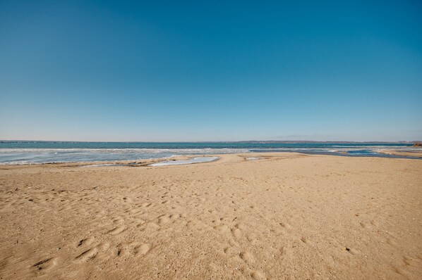 Plage à proximité, chaise longue, serviettes de plage