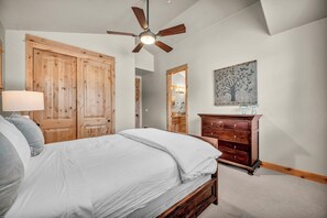 4 habitaciones, tabla de planchar con plancha, wifi y ropa de cama