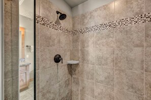 Dusche, Haartrockner, Handtücher
