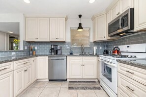 Fridge, microwave, stovetop, dishwasher