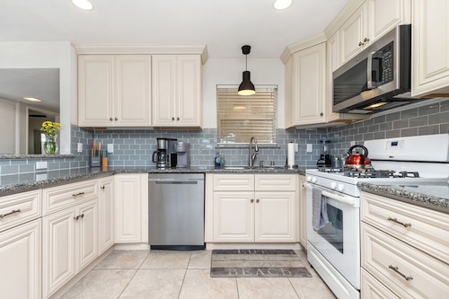 Updated 2 bedroom Lantern District condo all on 1 level. Walk to beaches/harbor.