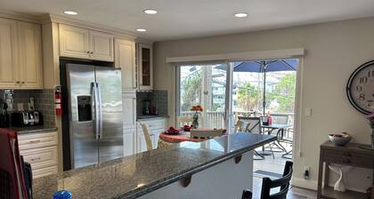 Updated 2 bedroom Lantern District condo all on 1 level. Walk to beaches/harbor.