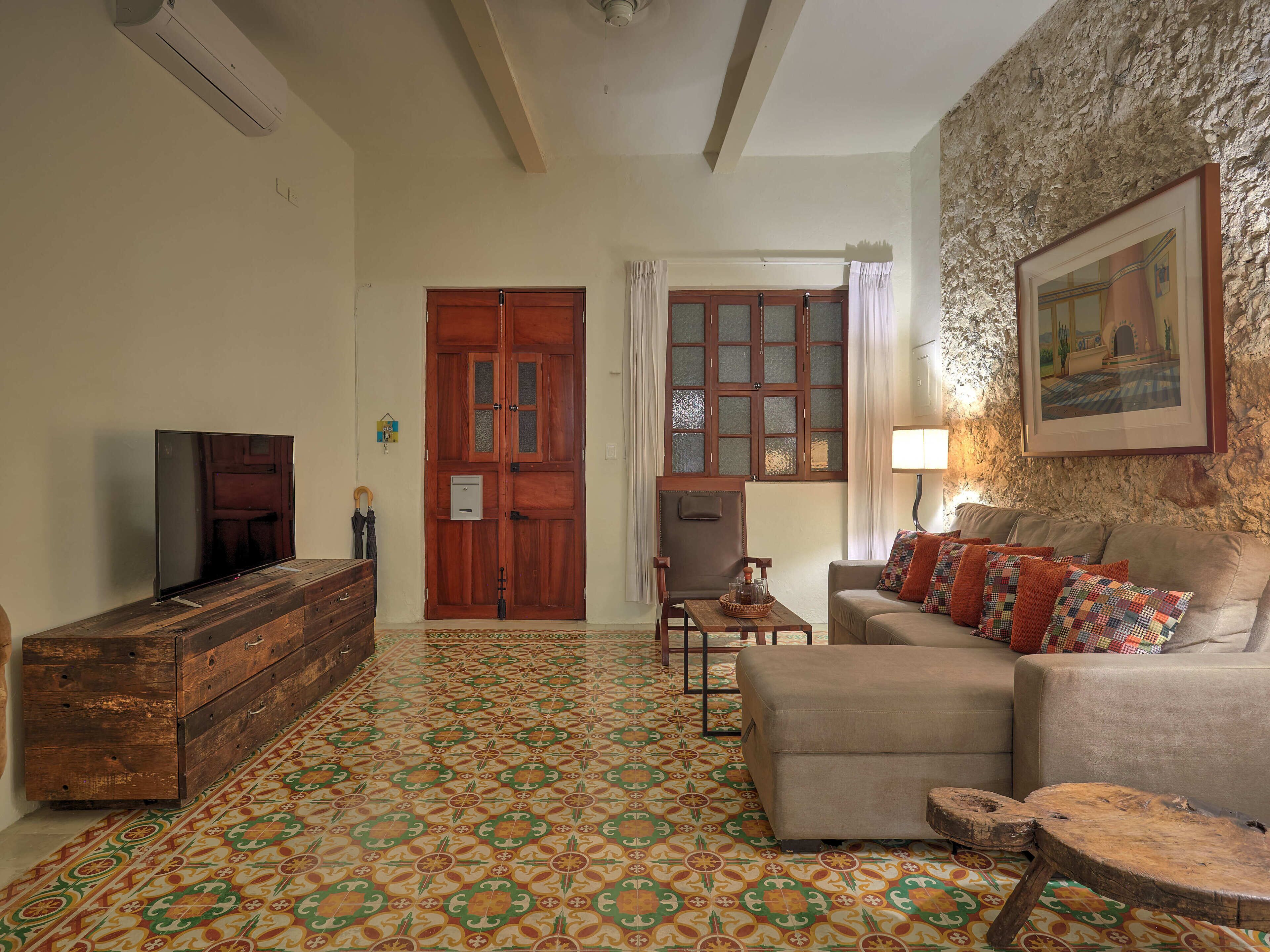 Een smart-tv, boeken, een stereo en een kantoor