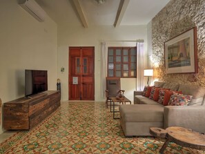 Älytelevisio, kirjoja, stereot, työhuone