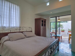 2 bedrooms, desk, iron/ironing board, travel cot - Casa Caballo, Art Deco Bliss next to Santiago Park (Merida)