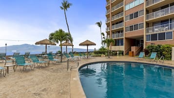 Alberca al aire libre y alberca climatizada