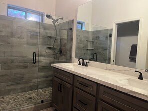 Combined shower/tub, hair dryer, towels, soap -  Pinetop Lakes CClub, One Level, AC, Private, Gated, Close To Amenities! (Pinetop)