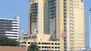 Ein Hochhaus-Hotel mit mehreren Stockwerken, einer gut sichtbaren amerikanischen Flagge und einem modernen architektonischen Design.