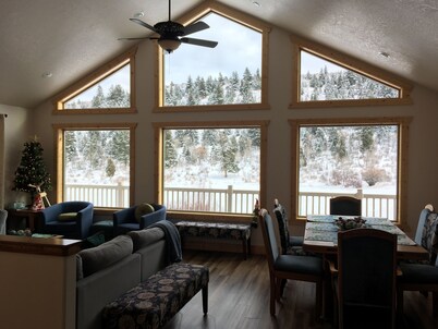 Angileen's Place at Canyon Creek - A Cabin Getaway Touched by Nature!