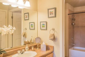 Combined shower/bathtub, hair dryer, towels, soap - Scenic desert-front condo! Wildlife, Hiking, Golf, Pool & Spa. Foothills MAGIC! (Tucson)