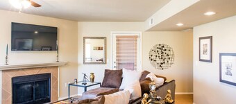 Scenic desert-front condo! Wildlife, Hiking, Golf, Pool & Spa. Foothills MAGIC!