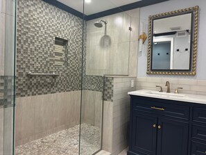 Douche, sèche-cheveux, serviettes fournies