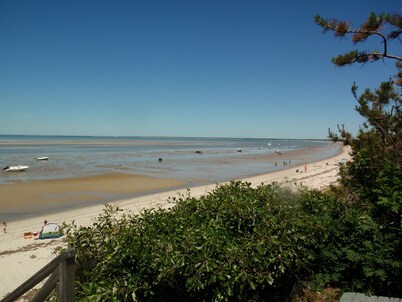 Brewster, Beach Cottage with 1/2 Mile of Private Asso. Beach for your Enjoyment.