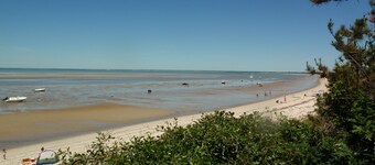 Brewster, Beach Cottage with 1/2 Mile of Private Asso. Beach for your Enjoyment.