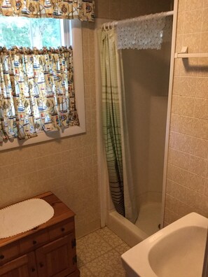 Douche, sèche-cheveux, savon, papier toilette