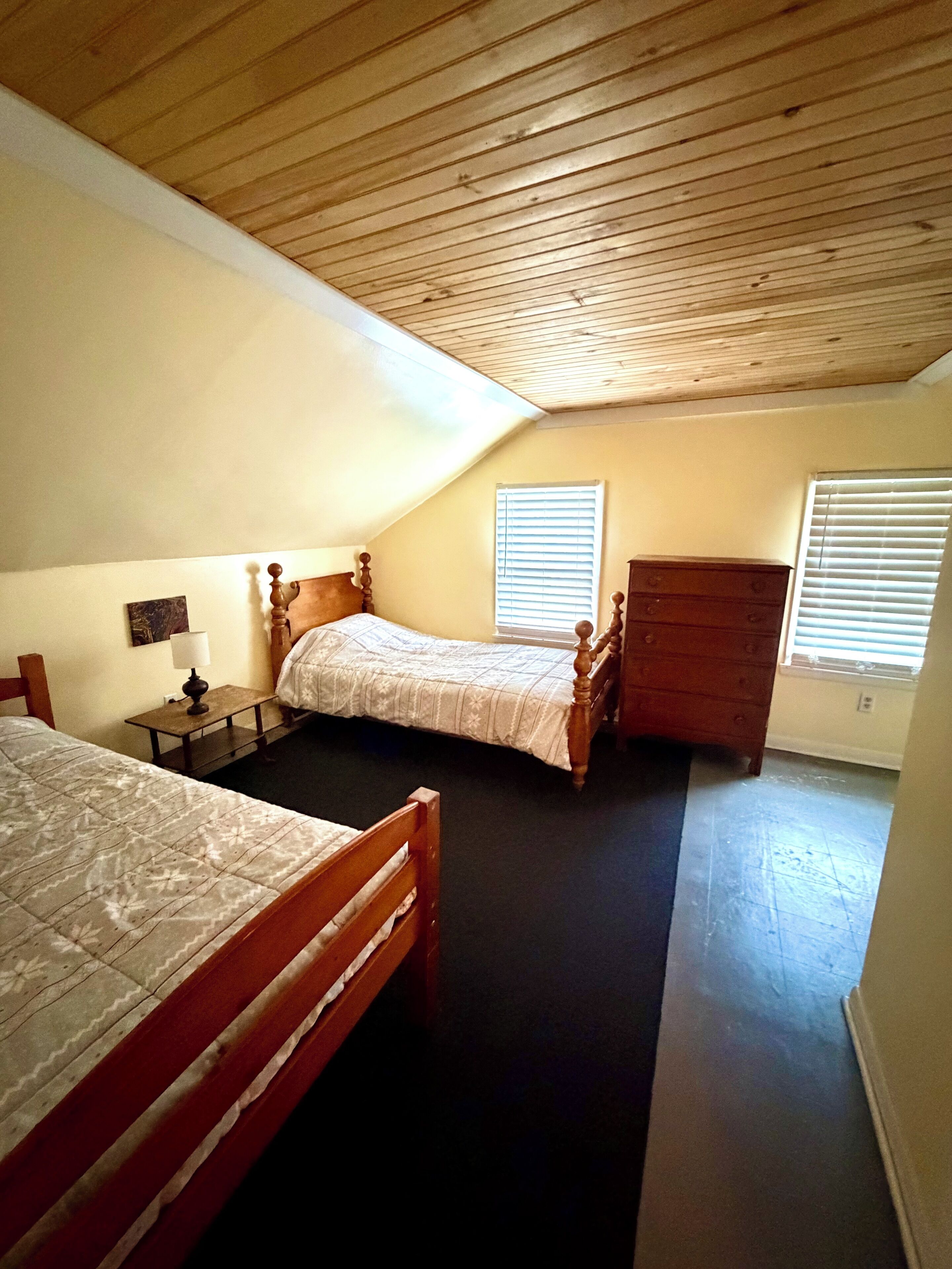 3 bedrooms, iron/ironing board, WiFi (free), bed sheets