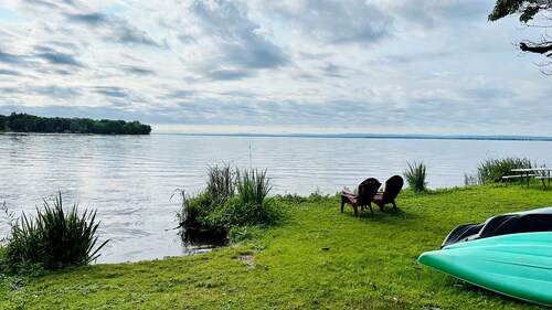 Experience the charm of a lakefront cottage, perfect for year-round enjoyment! 
