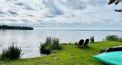 Experience the charm of a lakefront cottage, perfect for year-round enjoyment!