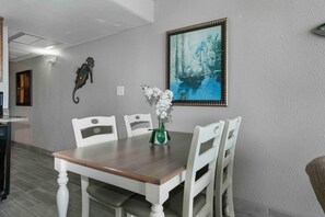 Dining - Great Direct Oceanfront 1 BR/1BA central location (Myrtle Beach)