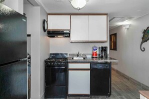 Fridge, microwave, oven, stovetop - Great Direct Oceanfront 1 BR/1BA central location (Myrtle Beach)