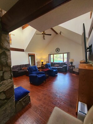 TV connectée, cheminée, lecteur de DVD, table de tennis de table