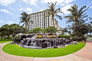 Property grounds - Oceanfront Penthouse Villa - walk to the beach and gorgeous sunset views!  (Kapolei)